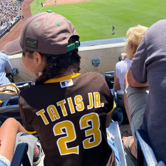 Hi I’m Zoe! Welcome to my closet🌸 - Picture 16 of 16